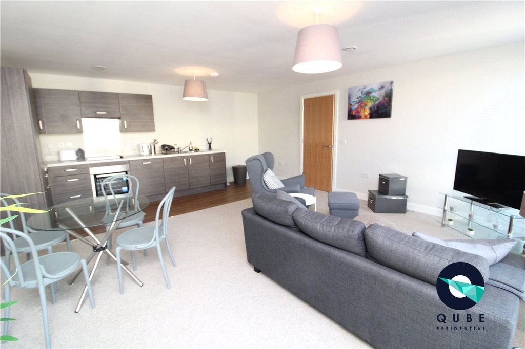 Property photo 3 of 13 Lounge