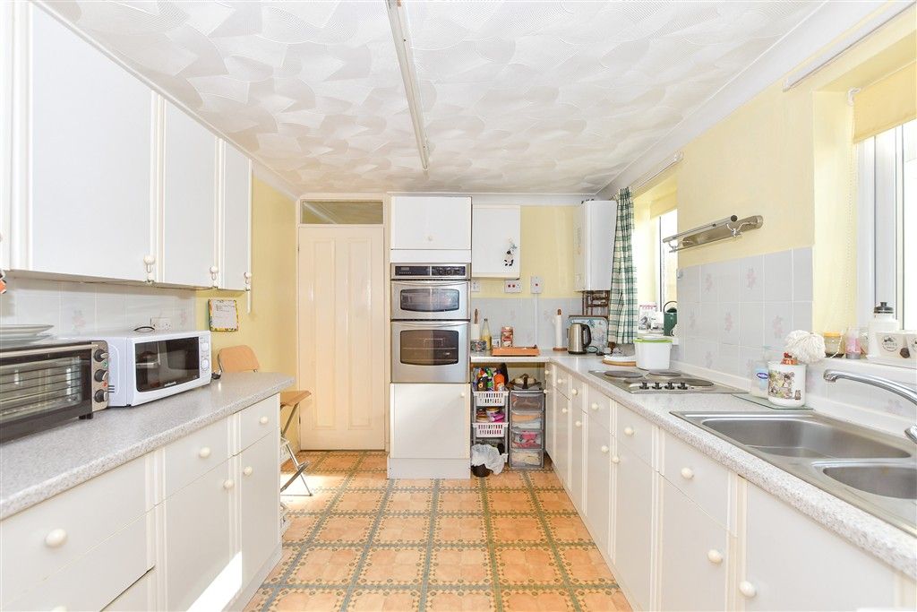 Property photo 3 of 10 Kitchen