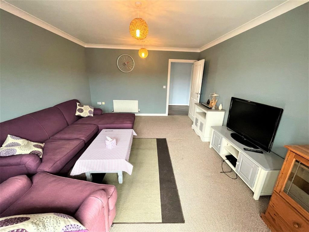 Property photo 2 of 11 Lounge