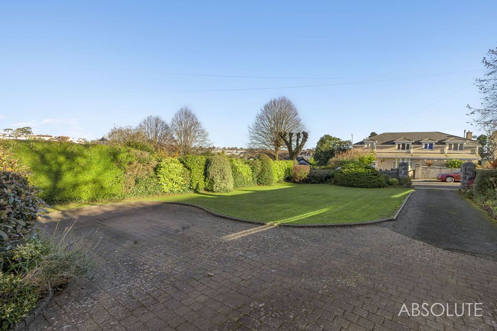 Property photo 2 of 31