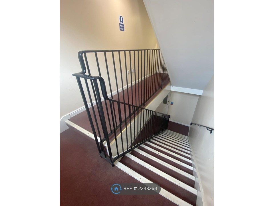 Property photo 3 of 9 Stairwell