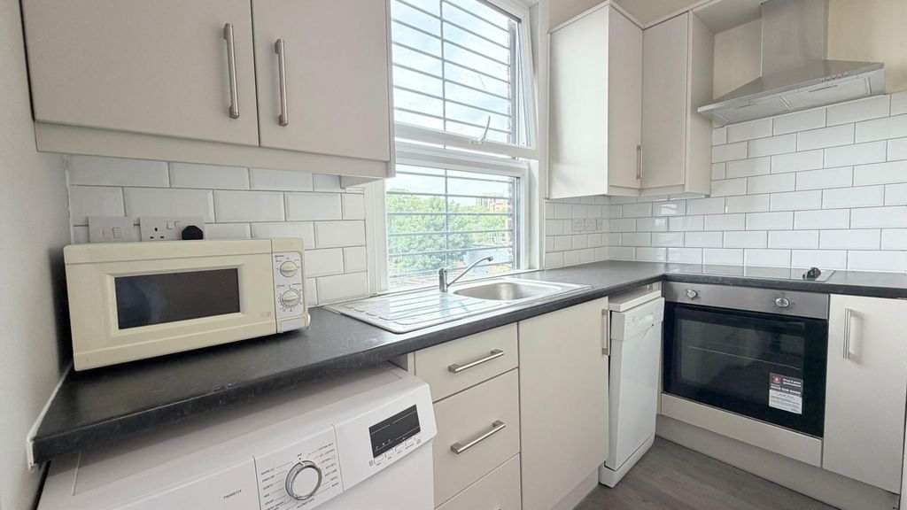 Property photo 1 of 9 Kitchen 1.Jpg