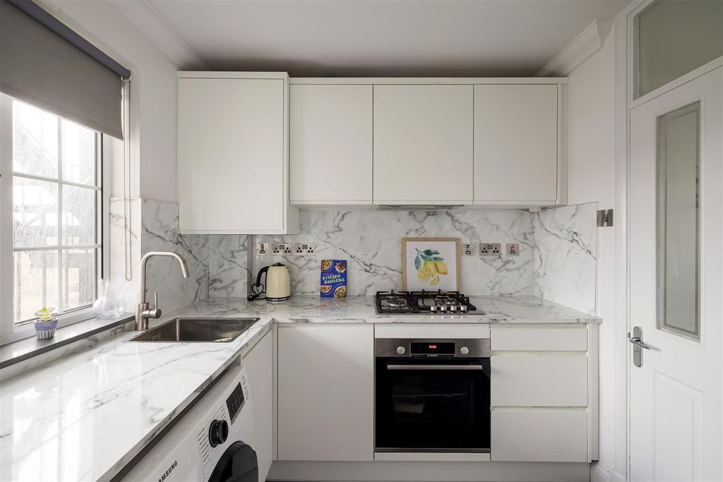 Property photo 2 of 24 Churchfields, E18