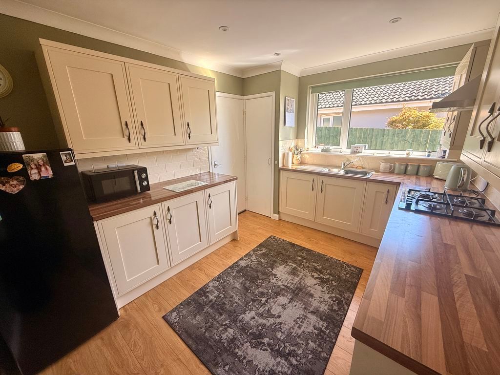 Property photo 2 of 11 Kitchen