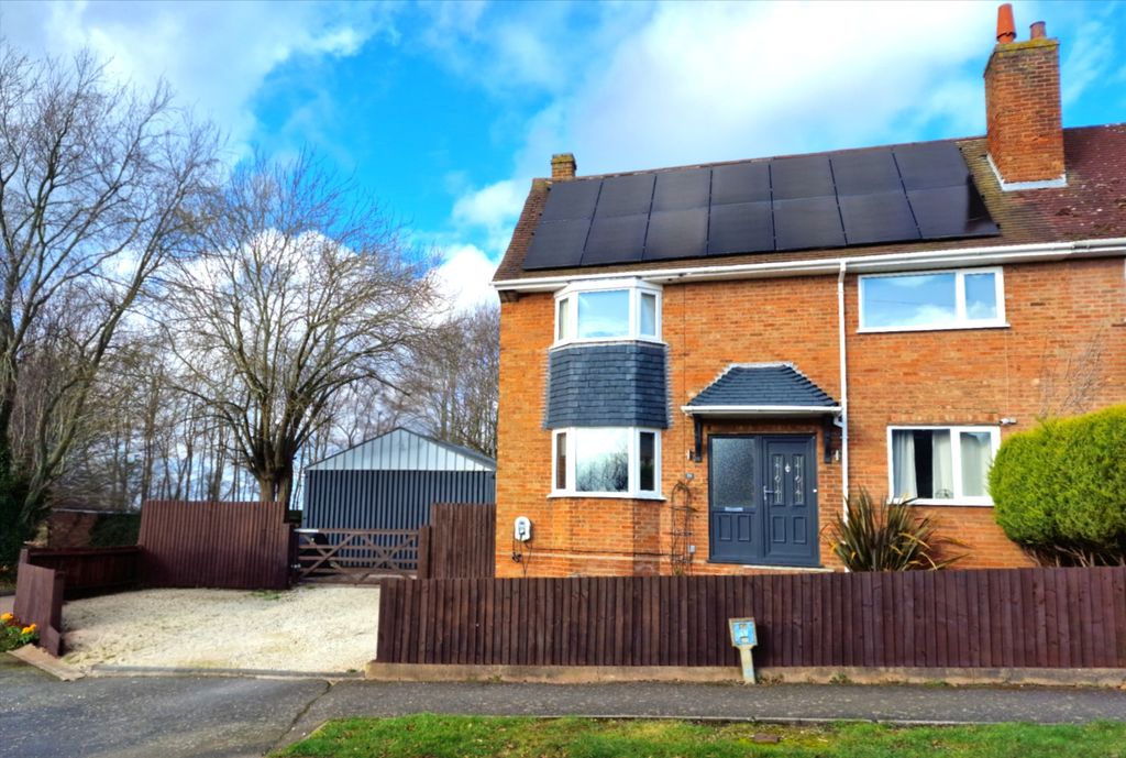 Property photo 1 of 17 01_Hall_Close_Front_