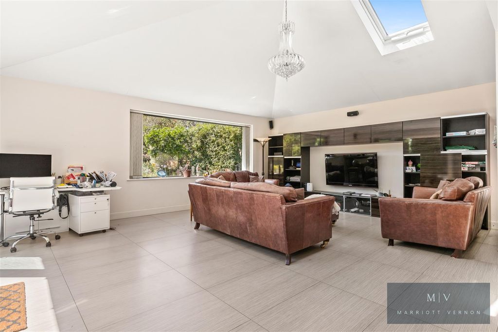 Property photo 3 of 36 Woodbury Close 5 MV-12.Jpg