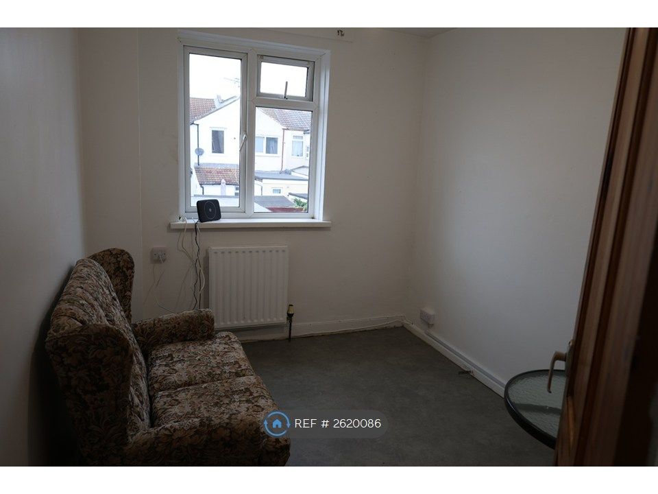 Property photo 3 of 6 Living / Dining Room