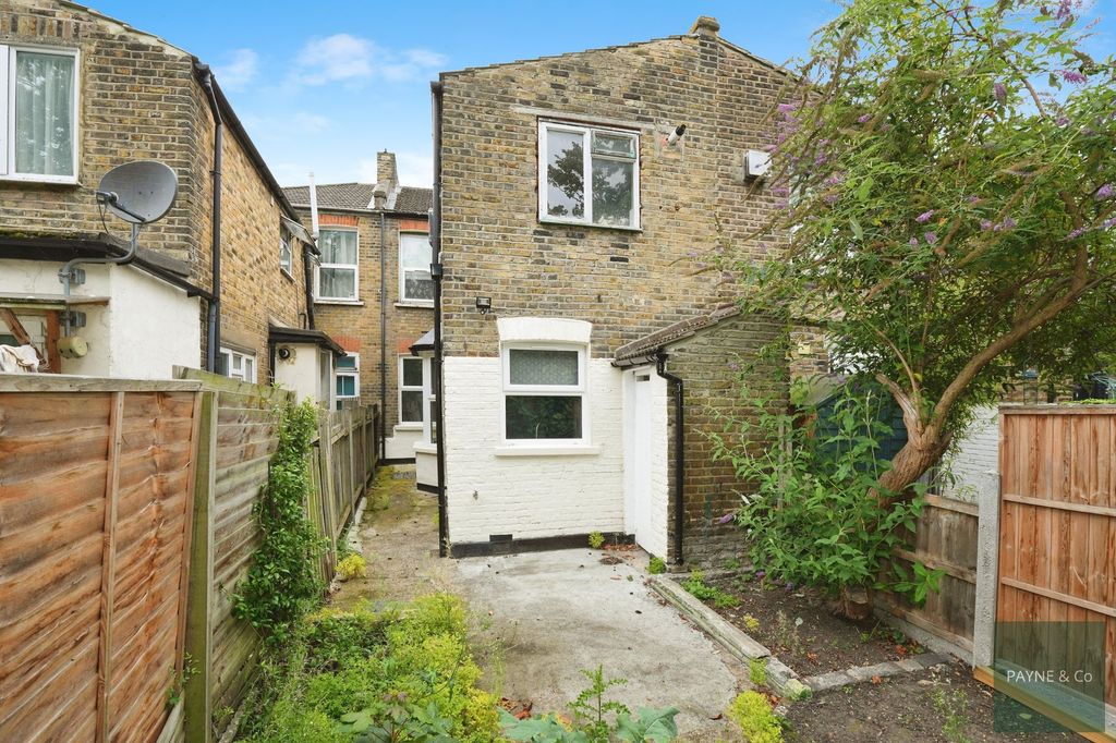 Property photo 3 of 17 Ground Floor Flat