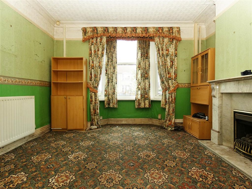 Property photo 3 of 14 Lounge