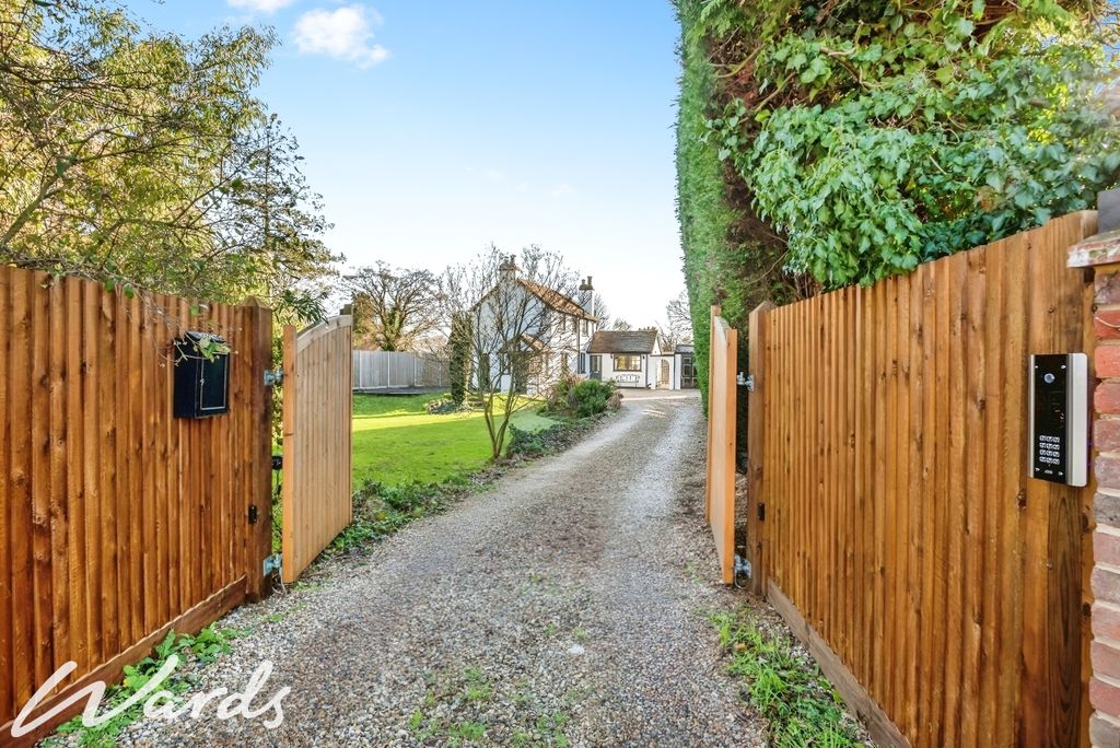 Property photo 2 of 16 857776d9-Driveway