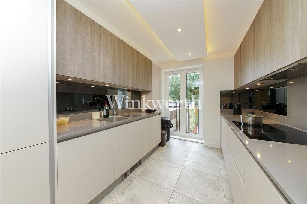 Property photo 1 of 9 Fitted Kitchen
