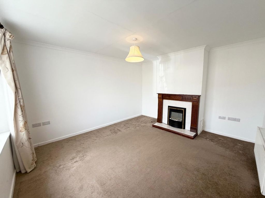 Property photo 2 of 11 Lounge