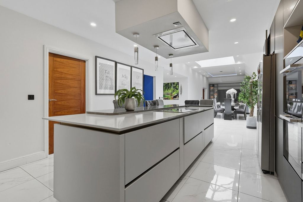 Property photo 2 of 32