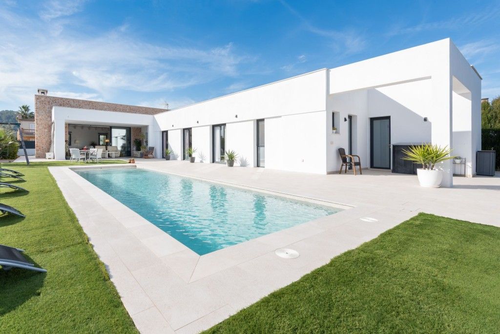 Property photo 2 of 20 Swimming Pool (2)