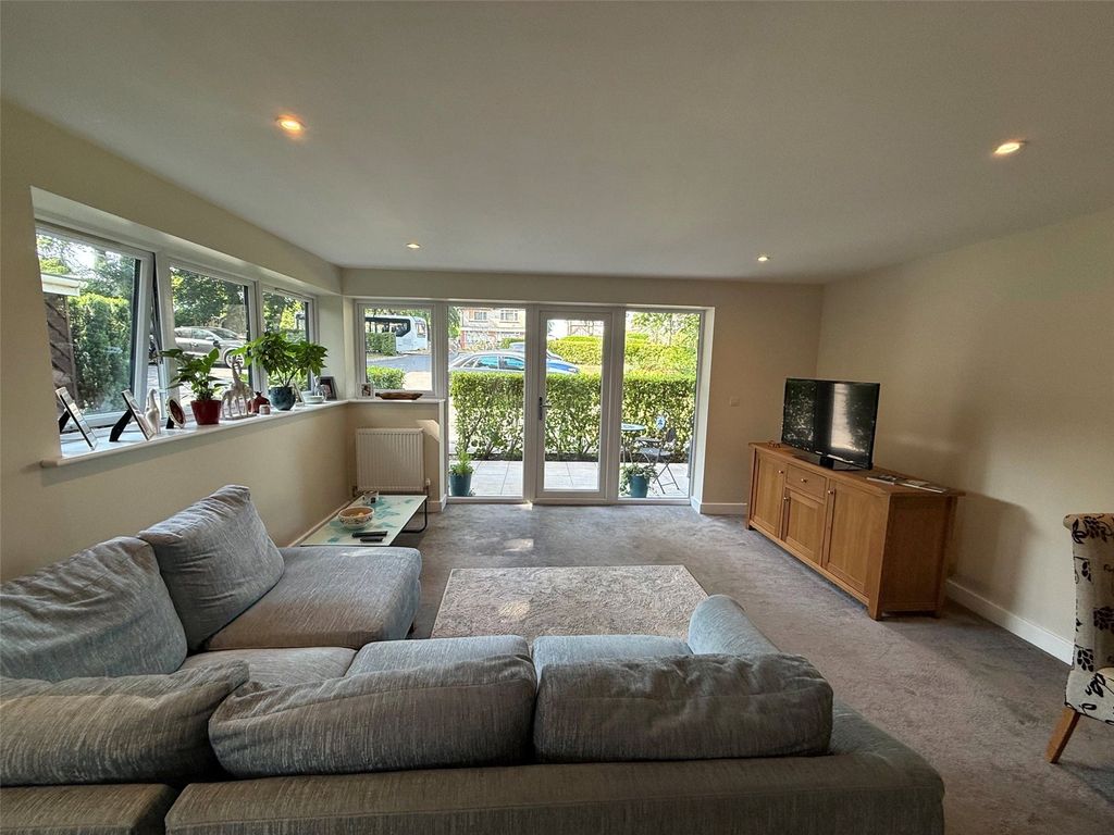 Property photo 2 of 16 Lounge