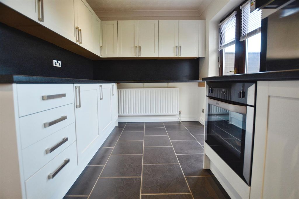 Property photo 3 of 17 Kitchen