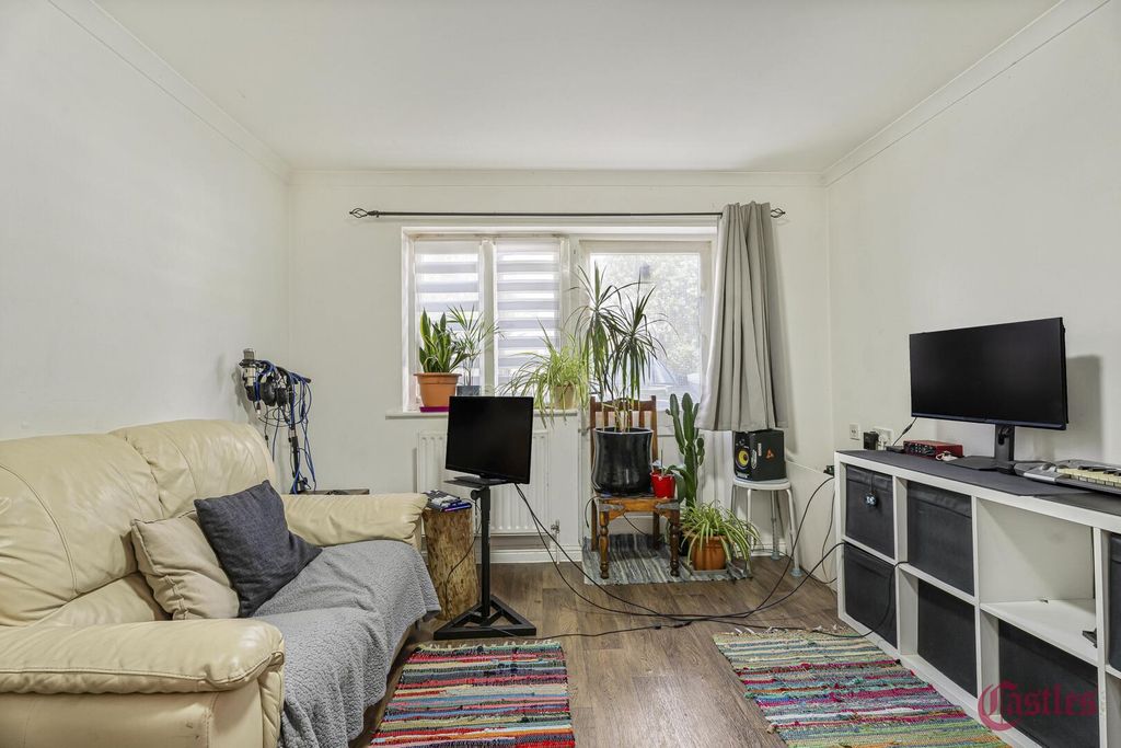 Property photo 1 of 14 Living Room