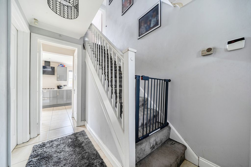 Property photo 3 of 23 1-69Fe6A9A6c97F-1454306-13-69Fde12239336-1