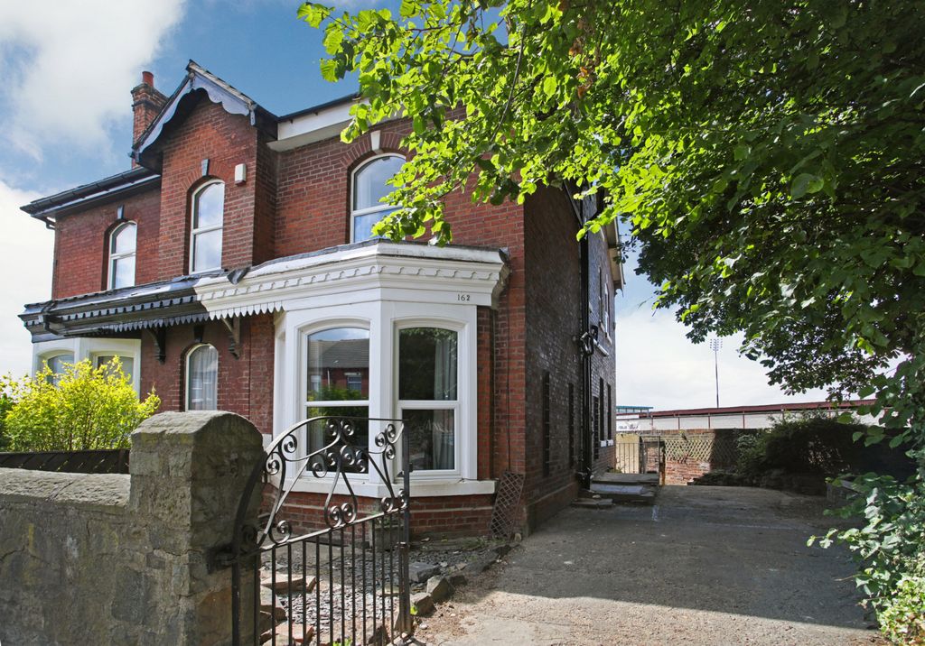 Property photo 1 of 33 Doncaster Road, Wakefield