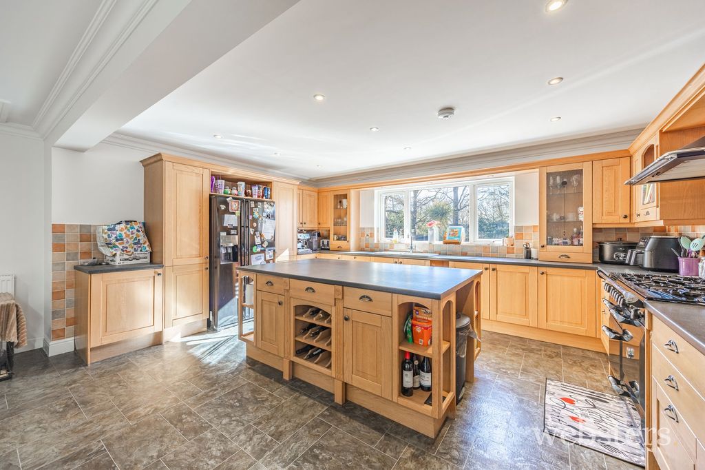 Property photo 2 of 31