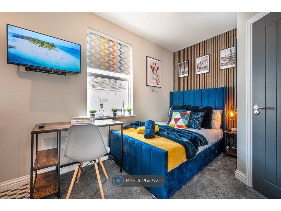 Property photo 1 of 13 Studio 4 Desk &amp; Bed