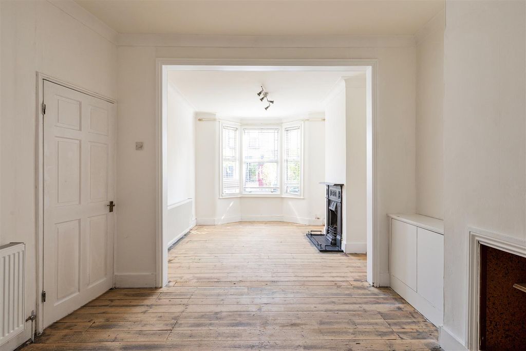 Property photo 2 of 29 Rensburg Road, E17