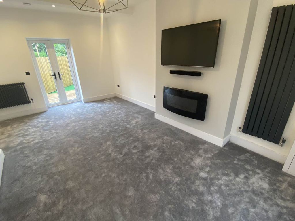 Property photo 2 of 11 0B08B625-4C3E-499F-BAE2-83Bc96100429