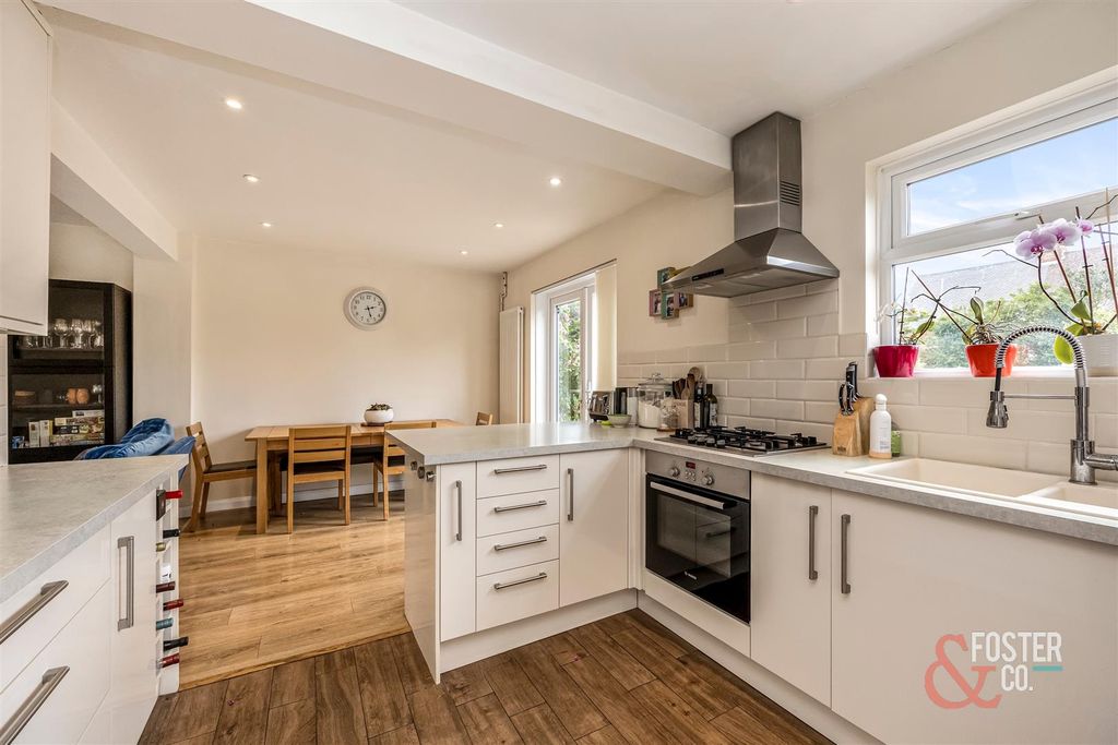Property photo 3 of 19 Amberley Drive, 63-017.Jpg