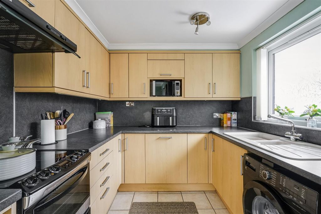 Property photo 3 of 18 Kitchen