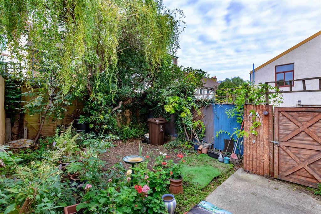 Property photo 3 of 14 Garden