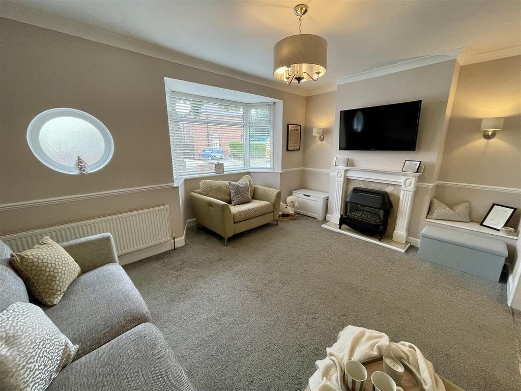 Property photo 2 of 16 Lounge