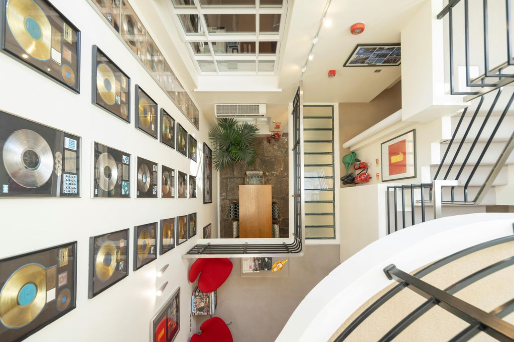 Property photo 3 of 17 27 Ovington Square