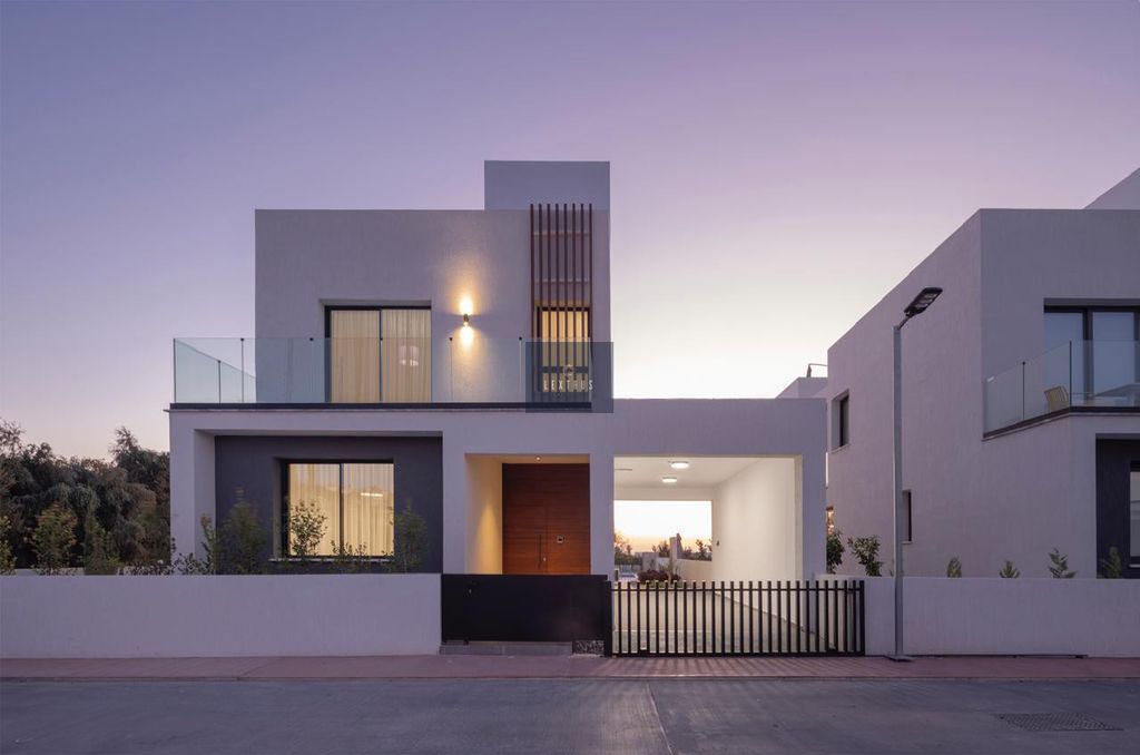 Property photo 1 of 32