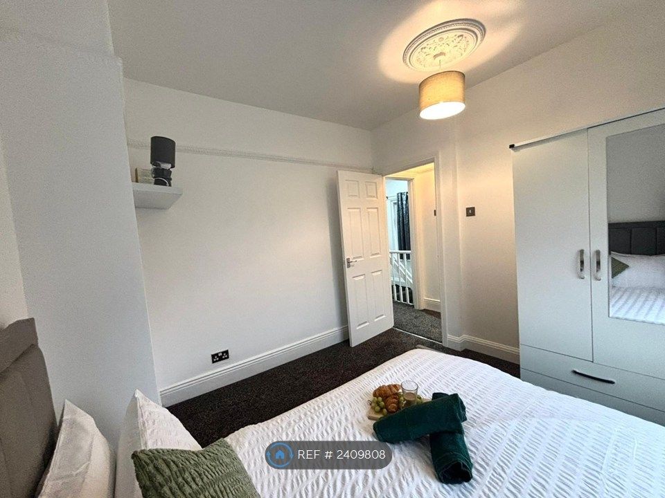 Property photo 2 of 35 Double Bedroom 3