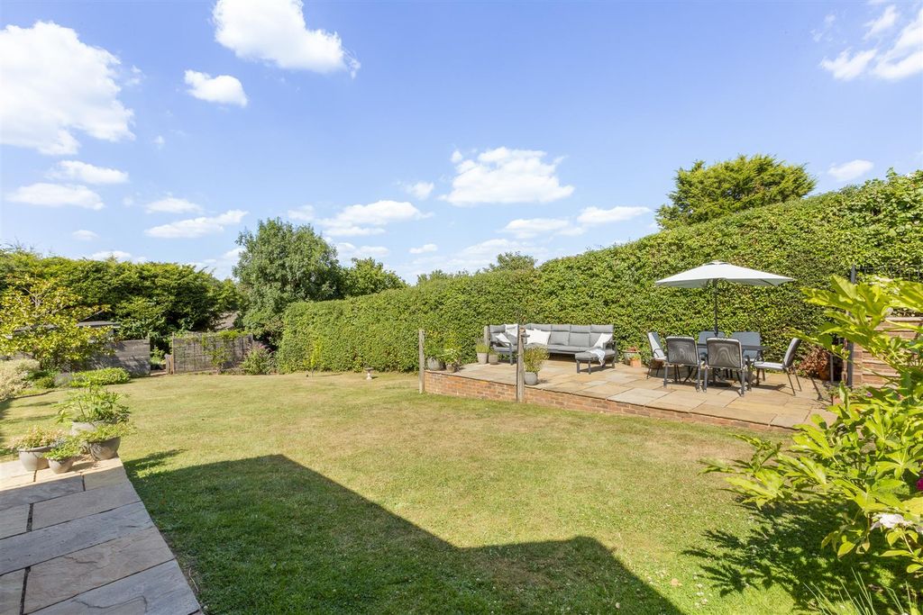 Property photo 2 of 23 42 Brimmers Hill, Hp15 6Np-19.Jpg