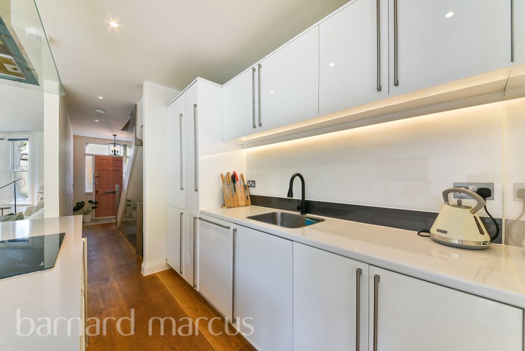 Property photo 3 of 10 Kitchen