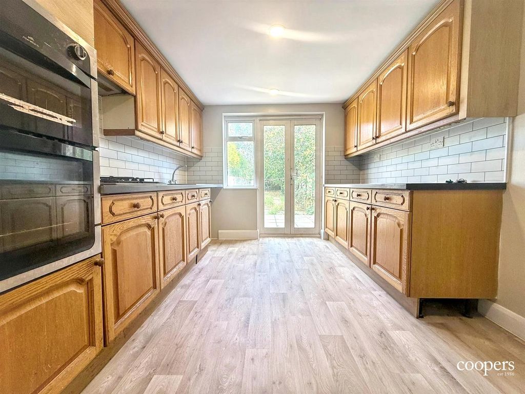 Property photo 2 of 10 Kitchen
