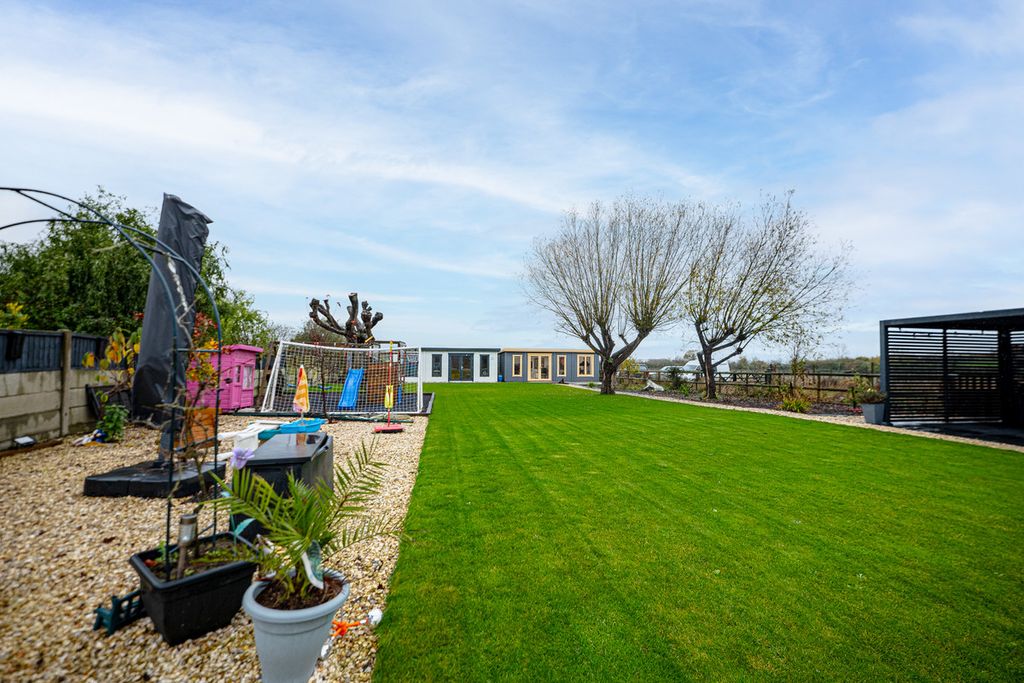 Property photo 3 of 31