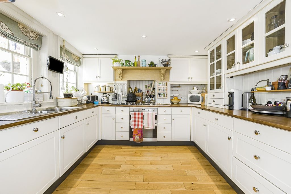 Property photo 1 of 25 Maidenstone Hill ...