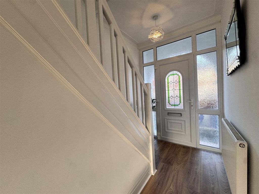 Property photo 2 of 17 Entrance Hall