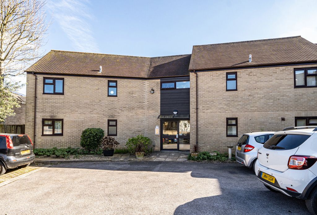 Property photo 1 of 9 1439237-17-69ce9E...