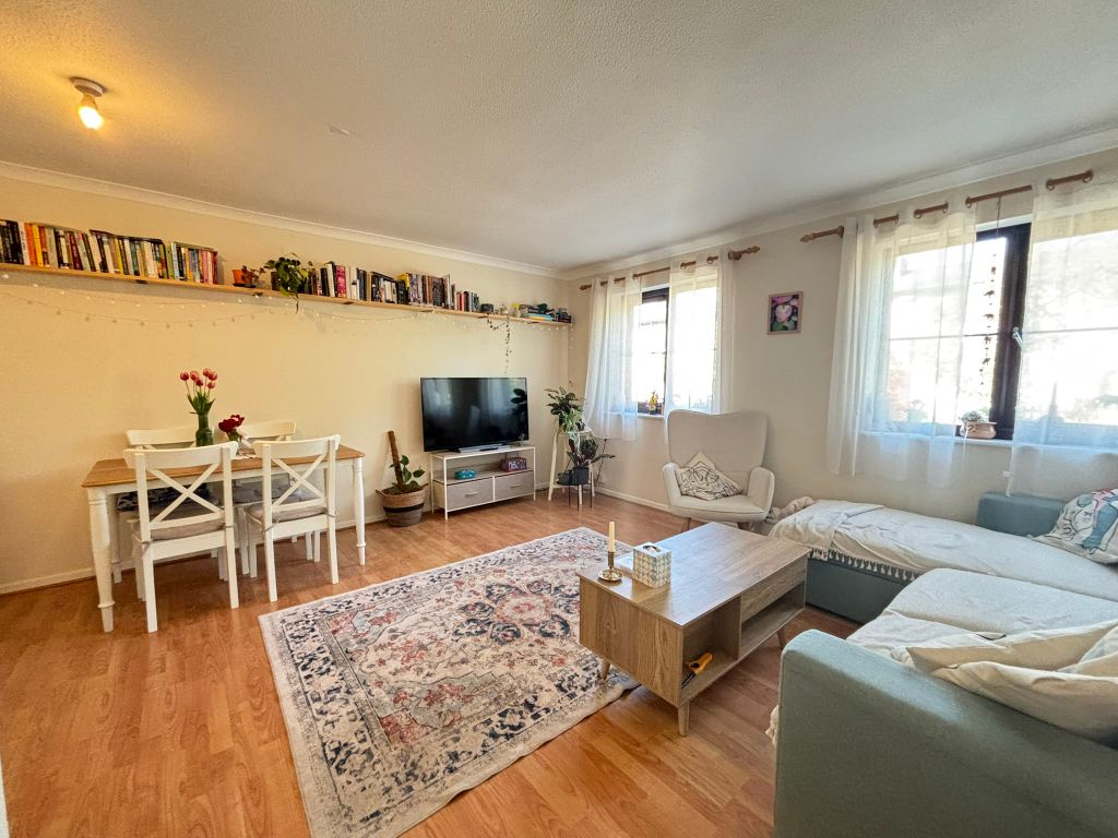 Property photo 3 of 12 Lounge