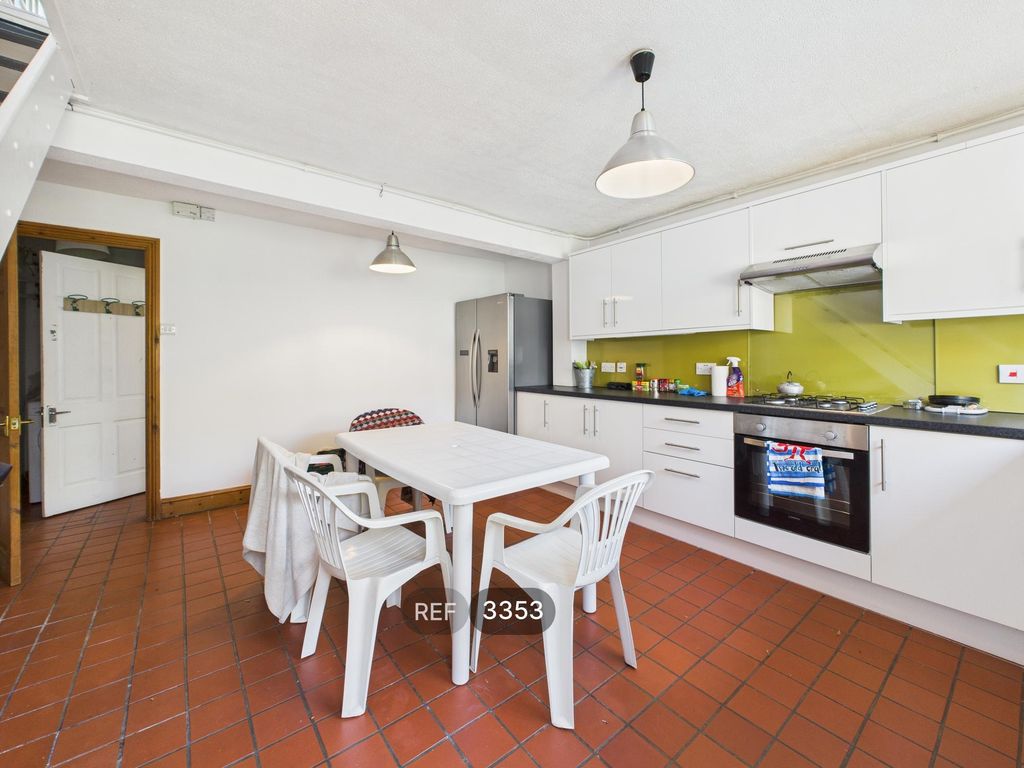 Property photo 3 of 12 Kitchen