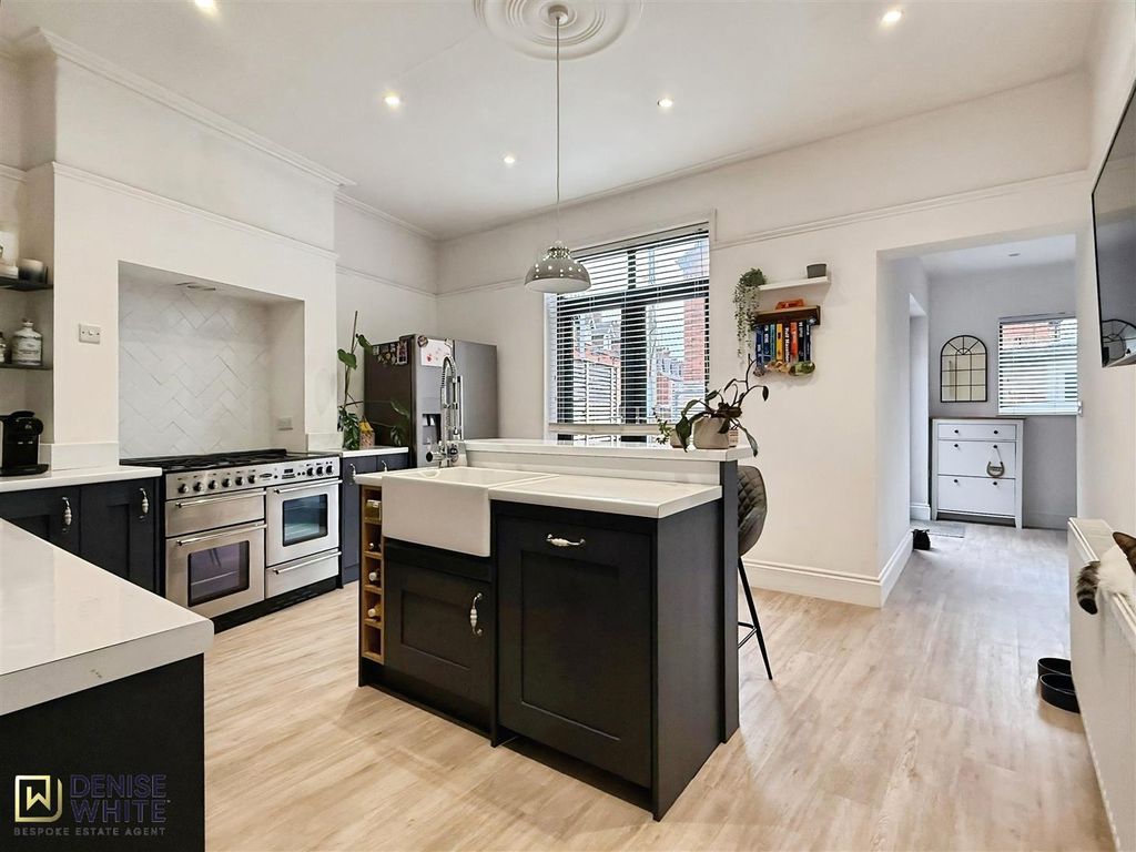 Property photo 3 of 34 Breakfast Kitchen