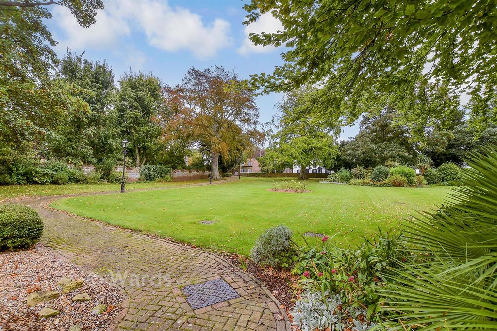 Property photo 3 of 9 Gardens