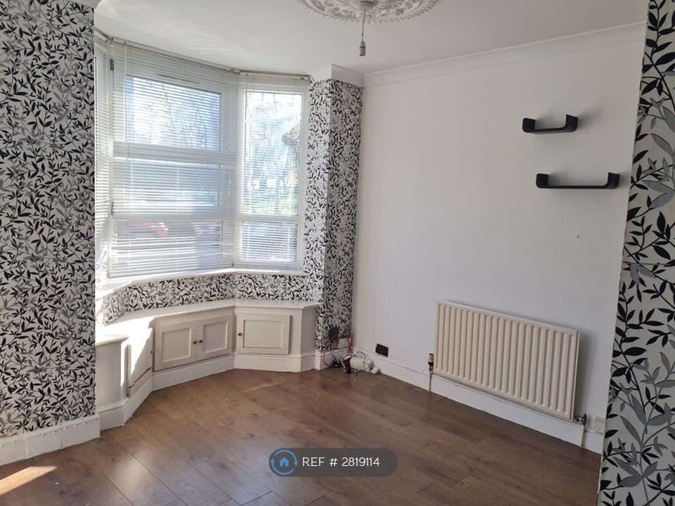 Property photo 3 of 14 Lounge