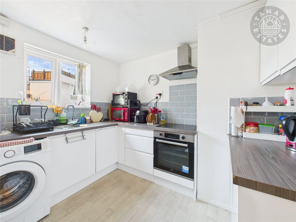 Property photo 2 of 9 Kitchen