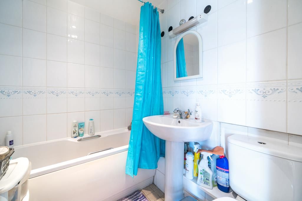 Property photo 3 of 10 Bathroom