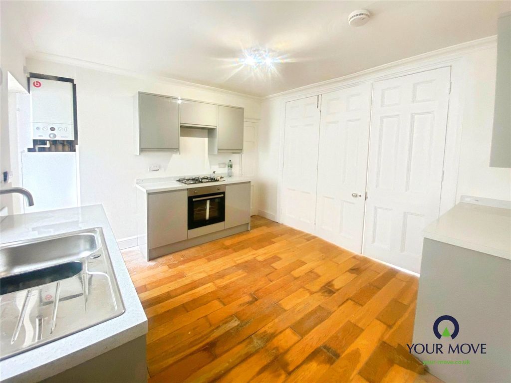 Property photo 3 of 17 Kitchen