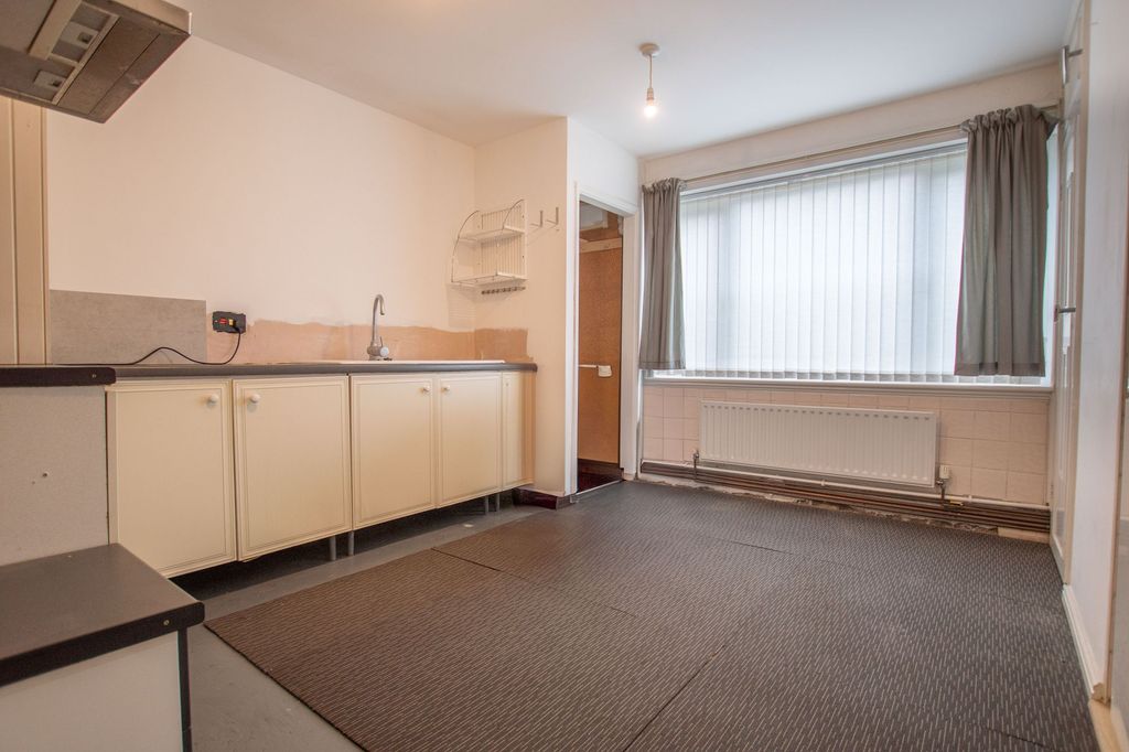 Property photo 3 of 7 Kitchen